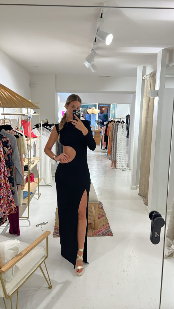 vestido negro con corte en la cintura