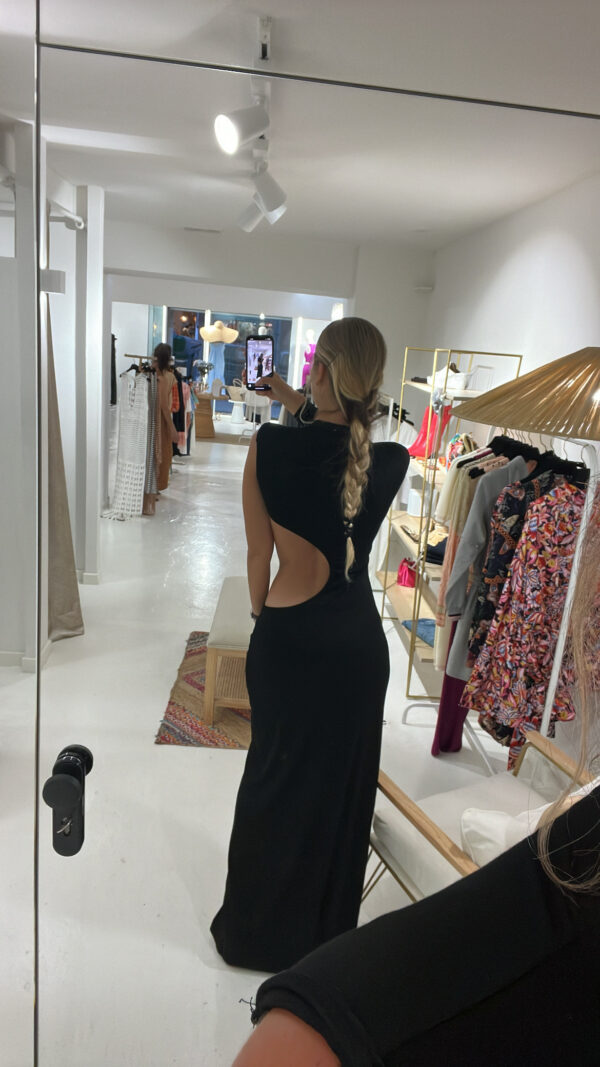 vestido negro con corte en la cintura