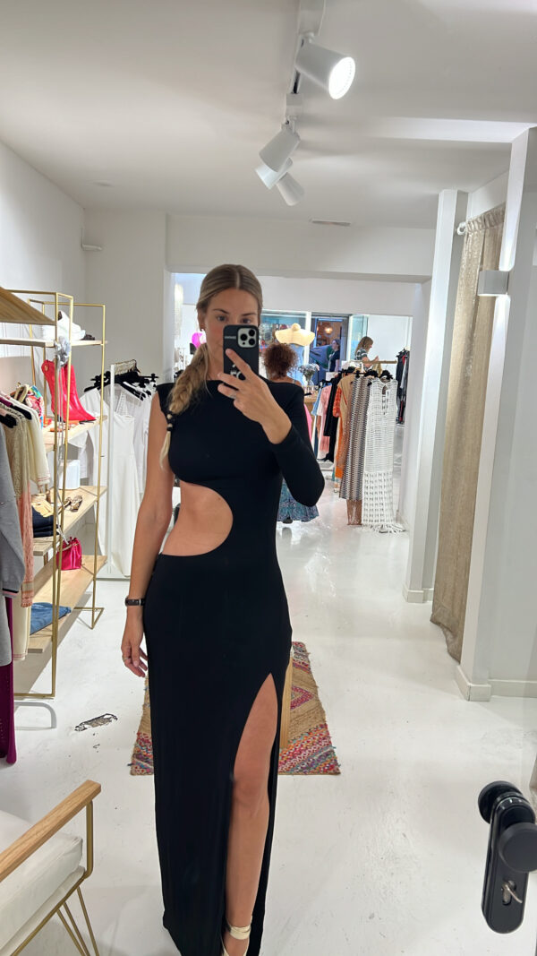 vestido negro con corte en la cintura