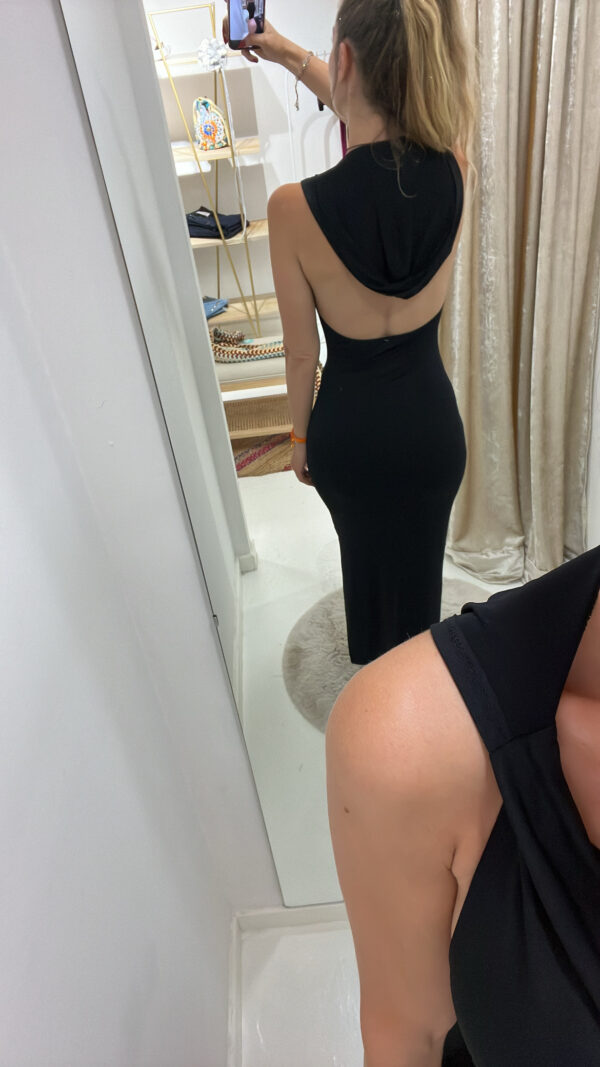 vestido capucha negro