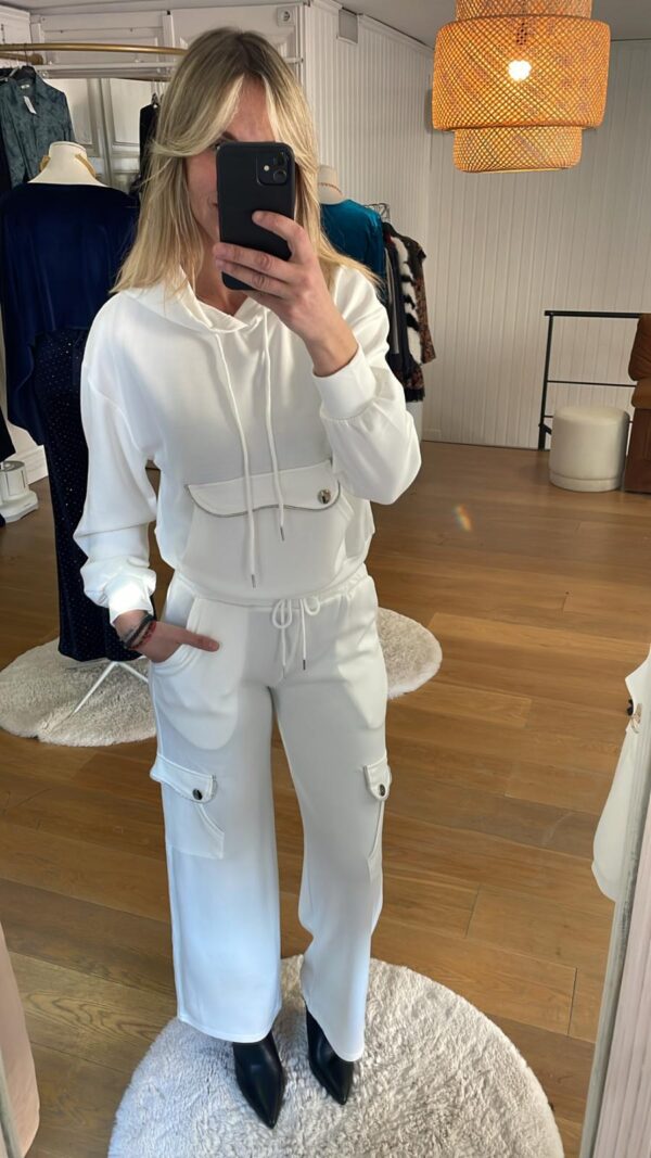 conjunto athleisure en pantalón blanco