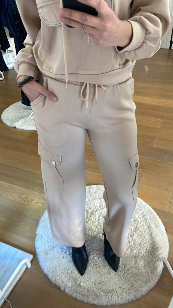 conjunto athleisure en pantalón beig